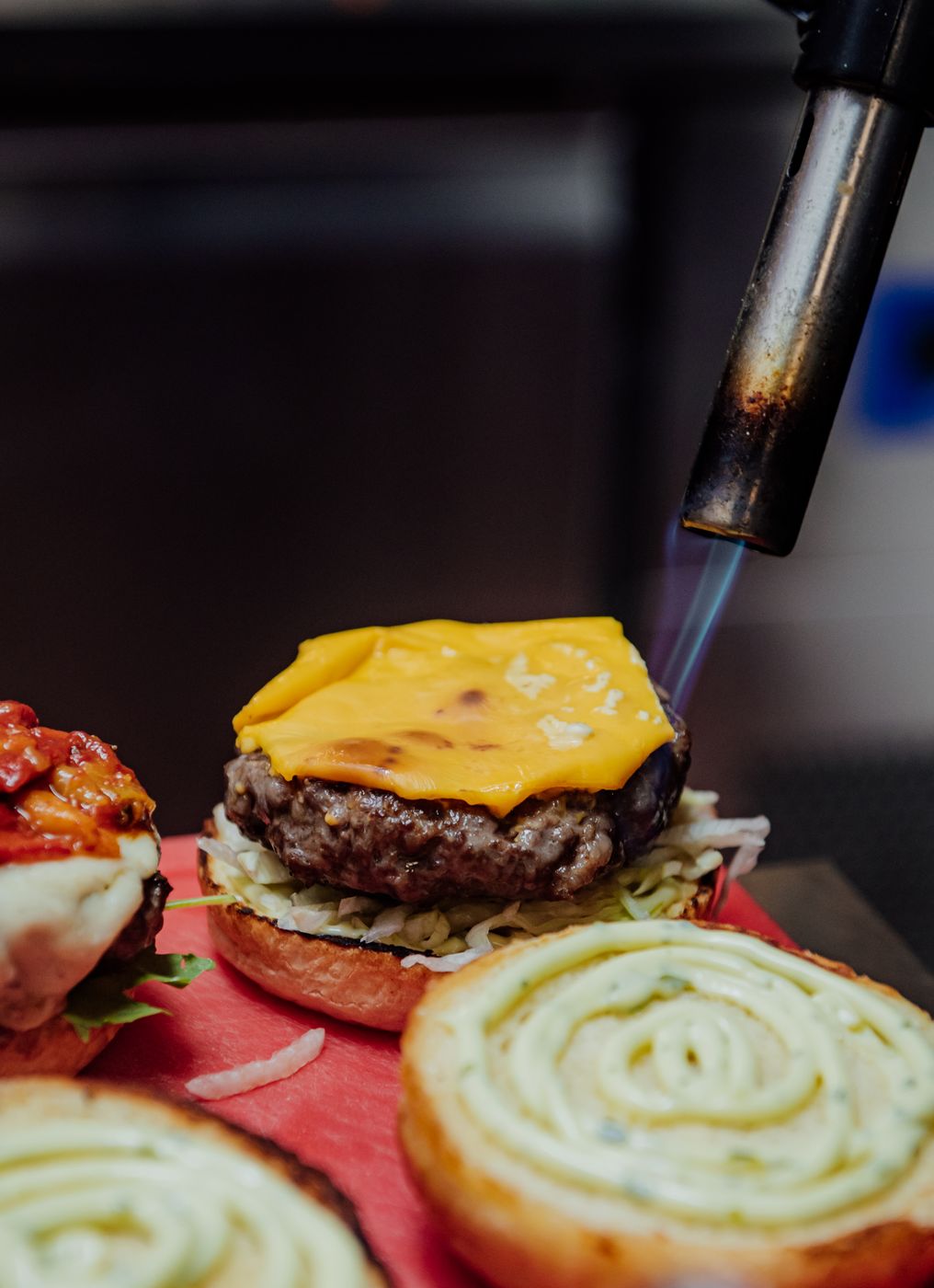 Burger pod plamenom u kuhinji